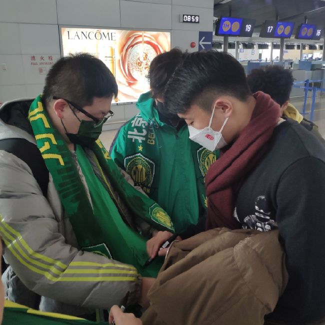 除了票房已破10亿的《扫毒2》外，今年暑期档国产片中实力较强的还有邓超自导自演的《银河补习班》，该片最开始选在7月26日上映，又改档到7月18日，是七月下半程的种子选手